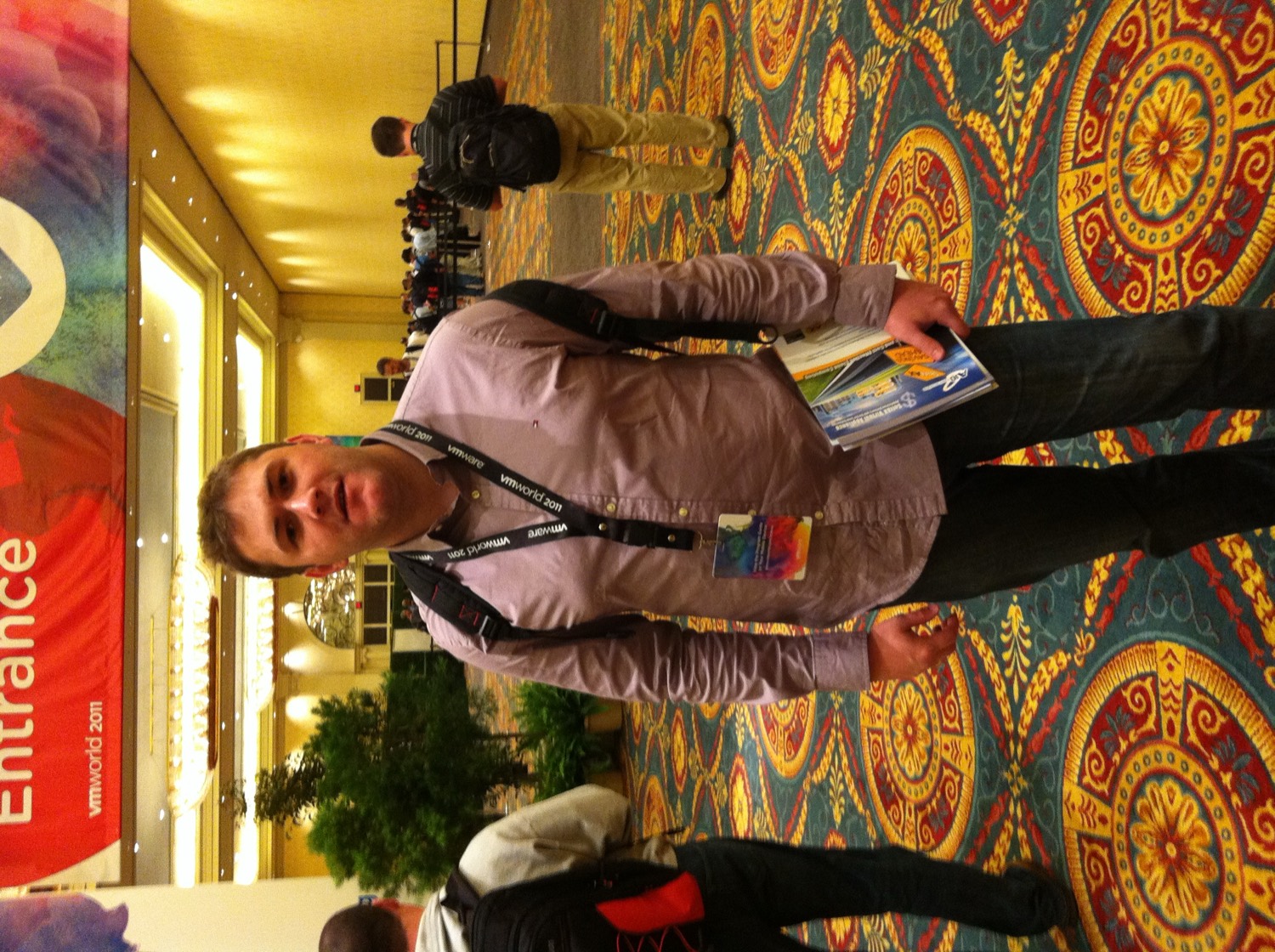 Guilherme Straioto, CEO da Guinux, na entrada do VMworld 2011 com crachá e material do evento