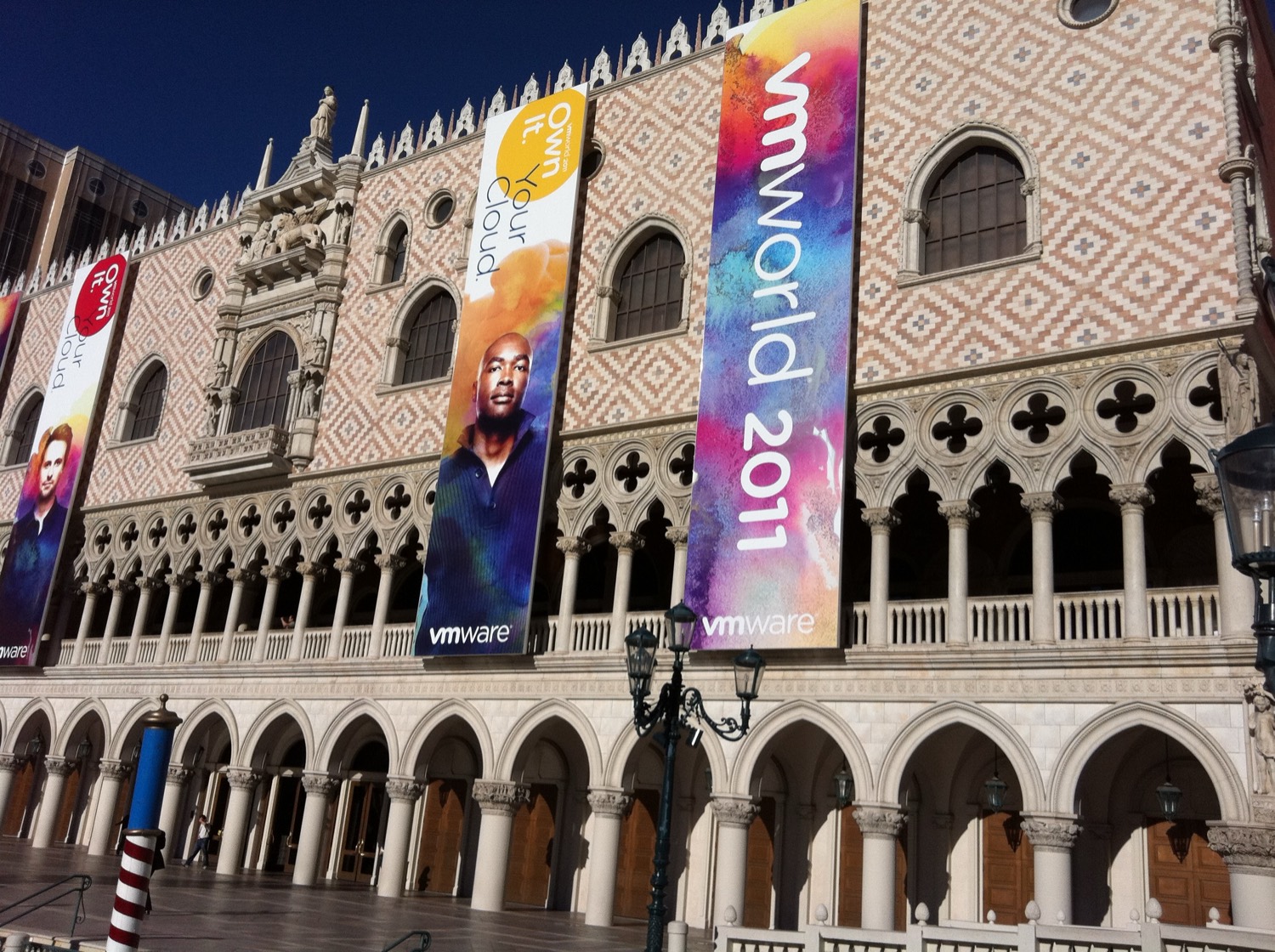 Banners gigantes do VMworld 2011 'Own It. Your Cloud.' na fachada do The Venetian, em Las Vegas